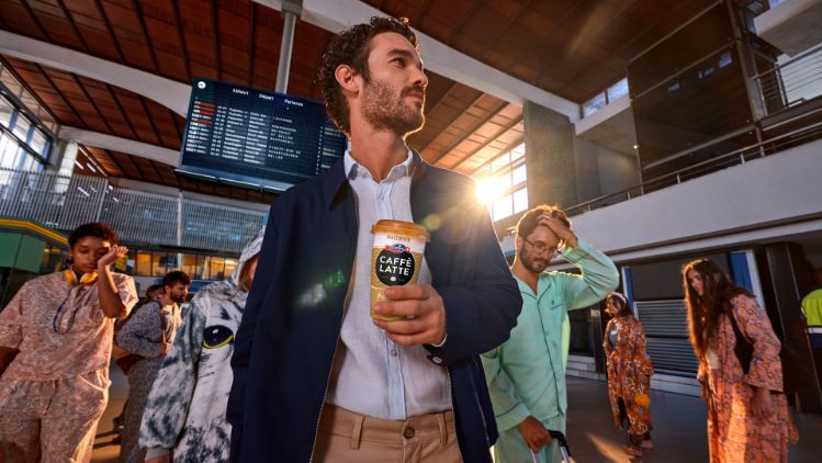 Emmi CAFFÈ LATTE Be Ready Trainstation Hall 16x9